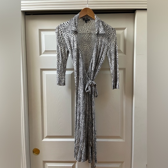 Bebe Pebble Pattern Wrap Dress - Picture 2 of 3